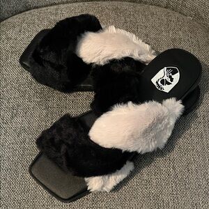 NWT VHNY Monochrome Faux Fur Slippers